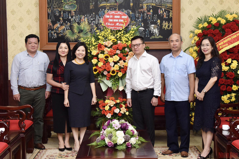 Tổng Biên tập Lê Quốc Minh tiếp đoàn đại biểu Tỉnh ủy, Hội đồng nhân dân, Ủy ban nhân dân tỉnh Ninh Bình. (Ảnh: TRẦN HẢI)