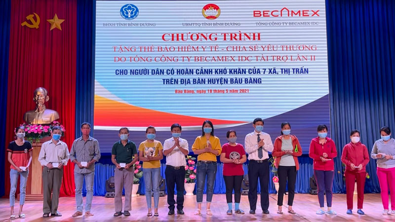 Trao tặng thẻ BHYT cho người dân có hoàn cảnh khó khăn.
