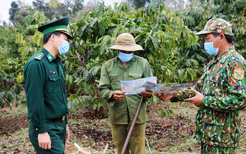 Cán bộ, chiến sĩ Biên phòng Ðắk Nông về buôn làng tuyên truyền phòng, chống dịch Covid-19.