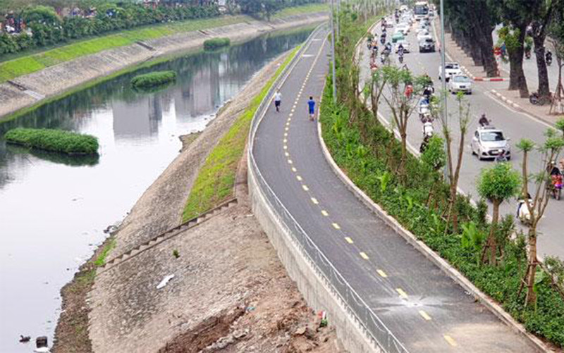 Đường đi bộ ven sông Tô Lịch.