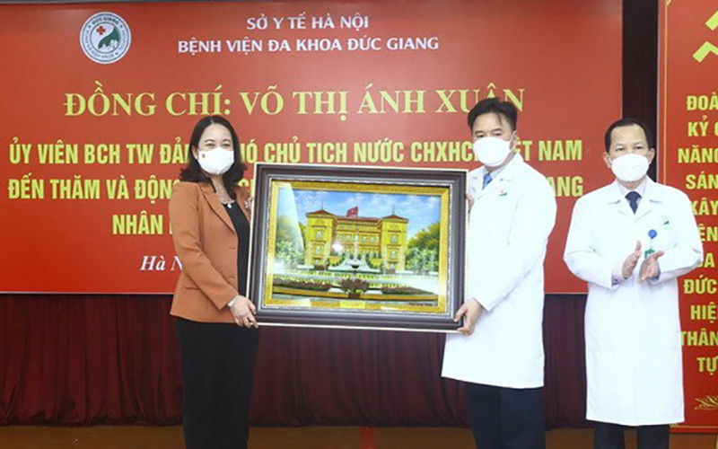 Phó Chủ tịch nước Võ Thị Ánh Xuân tặng quà lưu niệm Bệnh viện Đa khoa Đức Giang. (Ảnh: TTXVN) 