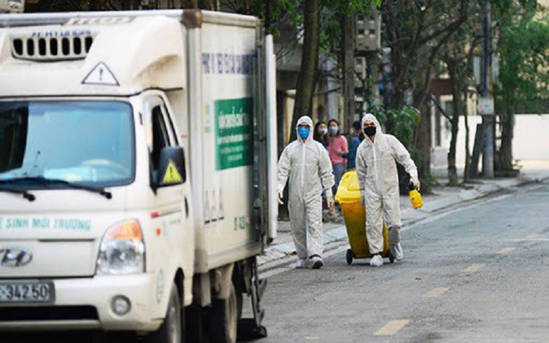 Thu gom, vận chuyển chất thải có nguy cơ lây nhiễm dịch bệnh. (Ảnh: Thu Huyền)