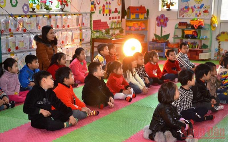 Phòng, chống rét cho học sinh mầm non ở thị xã Sa Pa, khi nhiệt độ xuống thấp, thời tiết rét hại.