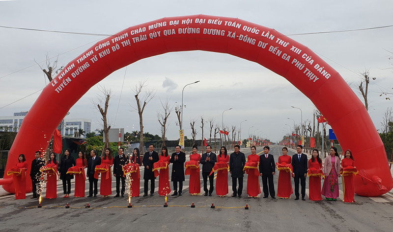 Lãnh đạo TP Hà Nội cắt băng khánh thành, thông xe kỹ thuật tuyến đường từ khu đô thị Trâu Quỳ qua đường Dương Xá-Đông Dư đến ga Phú Thụy.