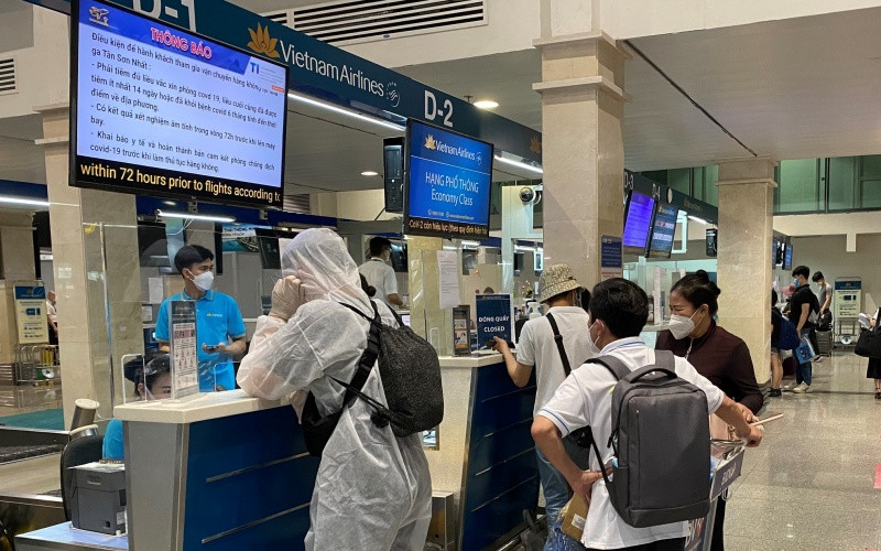 Hành khách làm thủ tục hàng không.