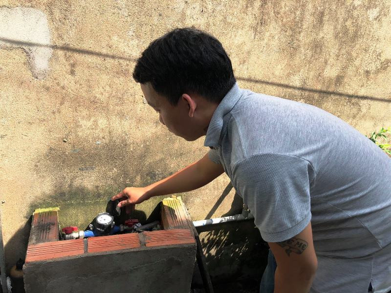 Sau khi chỉ số nước tăng bất thường, gia đình ông Hưởng liên tục kiểm tra đồng hồ.