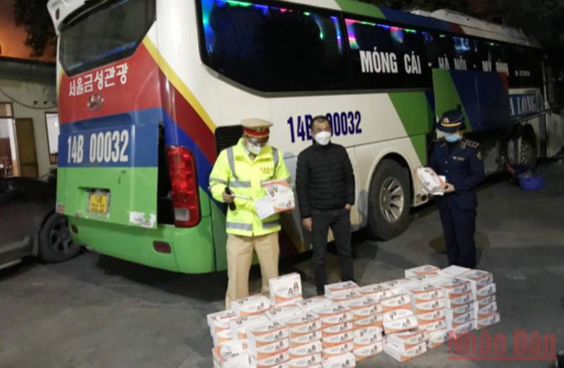 Lực lượng quản lý thị trường Quảng Ninh bắt giữ vụ vận chuyển 2.500 bộ kit test không rõ nguồn gốc.