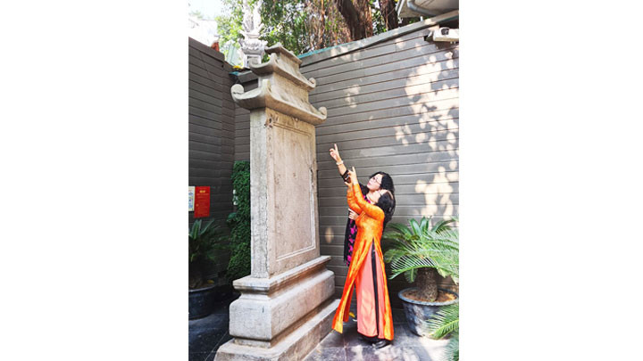 Tấm bia cần được tạo một không gian rộng, thoáng và lối vào để công chúng có thể tham quan, tìm hiểu.