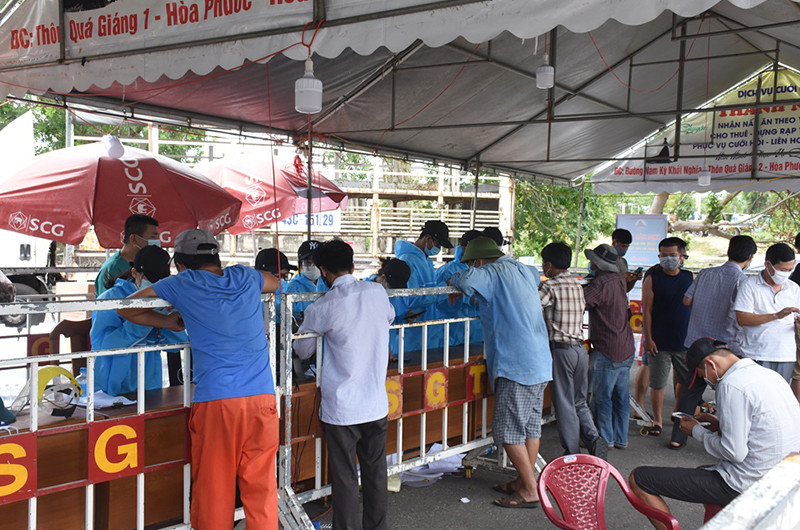 Tại các chốt kiểm soát cửa ngõ, tất cả người dân, phương tiện được phân luồng, hướng dẫn khai báo y tế, đo thân nhiệt, thực hiện tuân thủ 5K trước khi vào thành phố. 