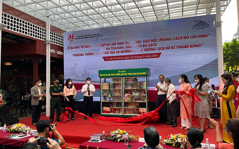 Ra mắt Tủ sách “Học tập và làm theo tư tưởng, đạo đức, phong cách Hồ Chí Minh”. 