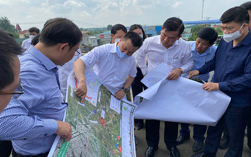 Đoàn công tác Ủy ban Kinh tế của Quốc hội khảo sát thực địa Dự án đường Vành đai 3 tại điểm giao cắt cuối tuyến Vành đai 3 với cao tốc Thành phố Hồ Chí Minh-Trung Lương thuộc địa bàn tỉnh Long An.