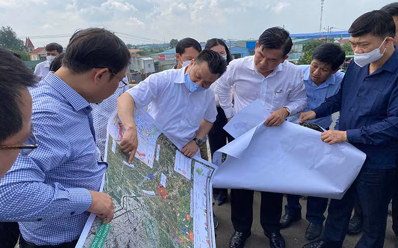 Đoàn công tác Ủy ban Kinh tế của Quốc hội khảo sát thực địa Dự án đường Vành đai 3 tại điểm giao cắt cuối tuyến Vành đai 3 với cao tốc Thành phố Hồ Chí Minh-Trung Lương thuộc địa bàn tỉnh Long An.