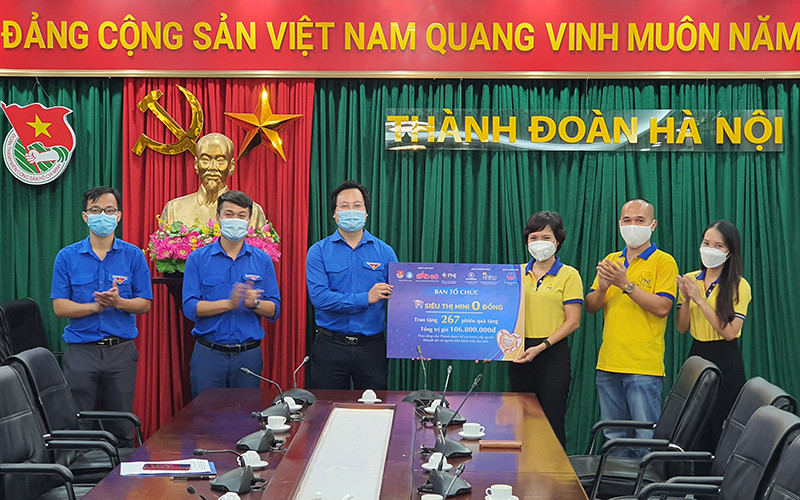 Đại diện Ban Tổ chức “Siêu thị mini 0 đồng - Hà Nội trái tim hồng” bàn giao những phần quà cuối cùng của giai đoạn 3 cho Thành đoàn, Hội Sinh viên TP Hà Nội, chính thức khép lại chương trình mang ý nghĩa nhân văn này. 