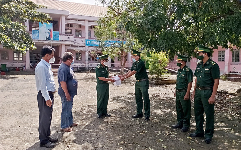 Thăm hỏi, động viên, chia buồn cùng Trung tá Nguyễn Văn Khanh. 