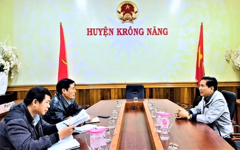 Chủ tịch UBND huyện Krông Năng Trương Hoài Anh làm việc với phóng viên Báo Nhân Dân thường trú tại Đắk Lắk về nội dung vụ việc.