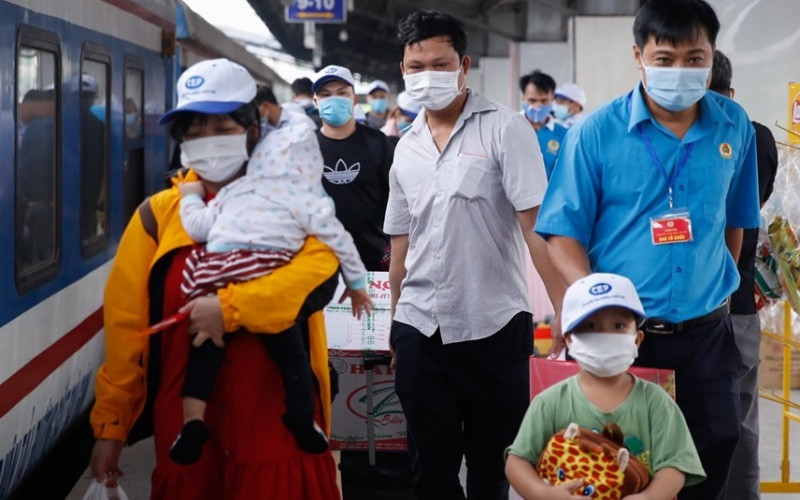 Công nhân lao động TP Hồ Chí Minh lên tàu về quê đón Tết.