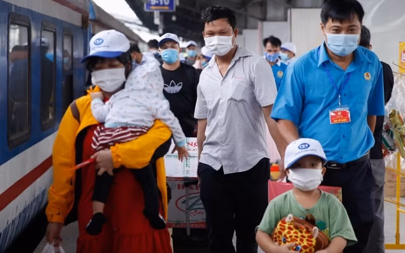 Công nhân lao động TP Hồ Chí Minh lên tàu về quê đón Tết.
