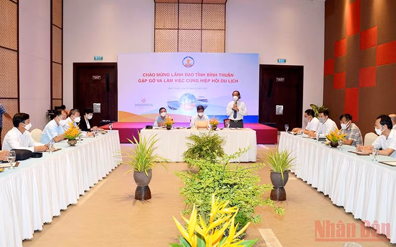 Toàn cảnh cuộc làm việc giữa lãnh đạo UBND tỉnh Bình Thuận với Hiệp hội Du lịch Bình Thuận.