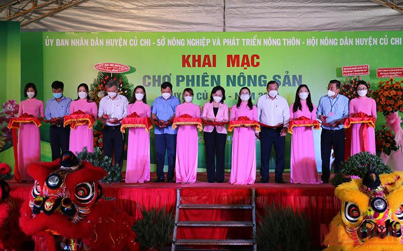 Cắt băng khánh thành Chợ phiên nông sản huyện Củ Chi năm 2022. (Ảnh: Ngọc Thủy)