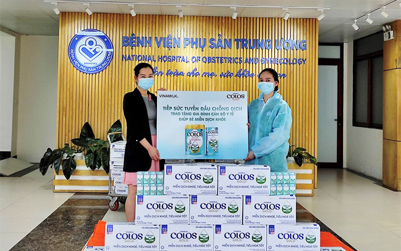 Vinamilk trao tặng sản phẩm cho con em các y, bác sĩ tuyến đầu.