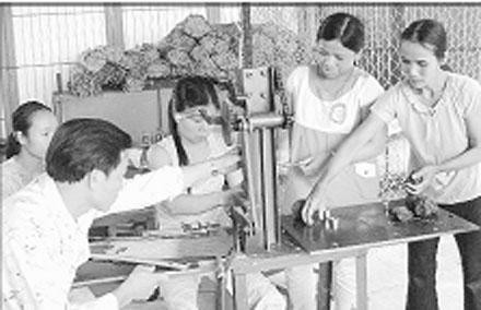 Xưởng sản xuất hương của người khiếm thị ở Thừa Thiên - Huế.