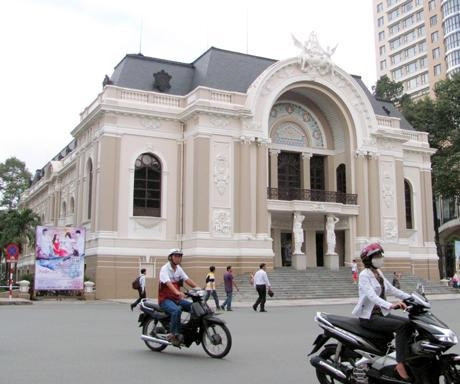 Nhà hát thành phố - một trong những địa điểm trang trọng tổ chức các sự kiện chính trị, xã hội.