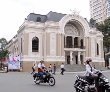 Nhà hát thành phố - một trong những địa điểm trang trọng tổ chức các sự kiện chính trị, xã hội.