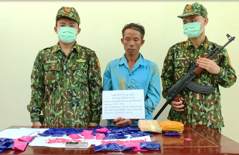 Lực lượng phối hợp bắt giữ đối tượng cùng ma túy tang vật.