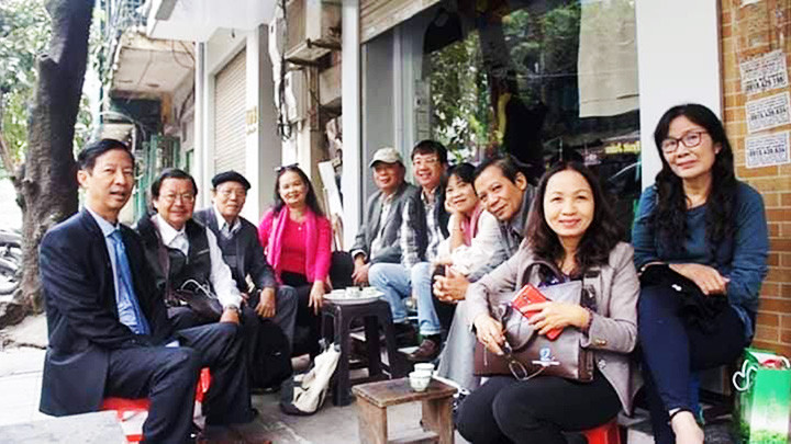 Nhà thơ Đinh Thị Thu Vân (ngoài cùng, bên phải) cùng các nhà văn, nhà thơ.