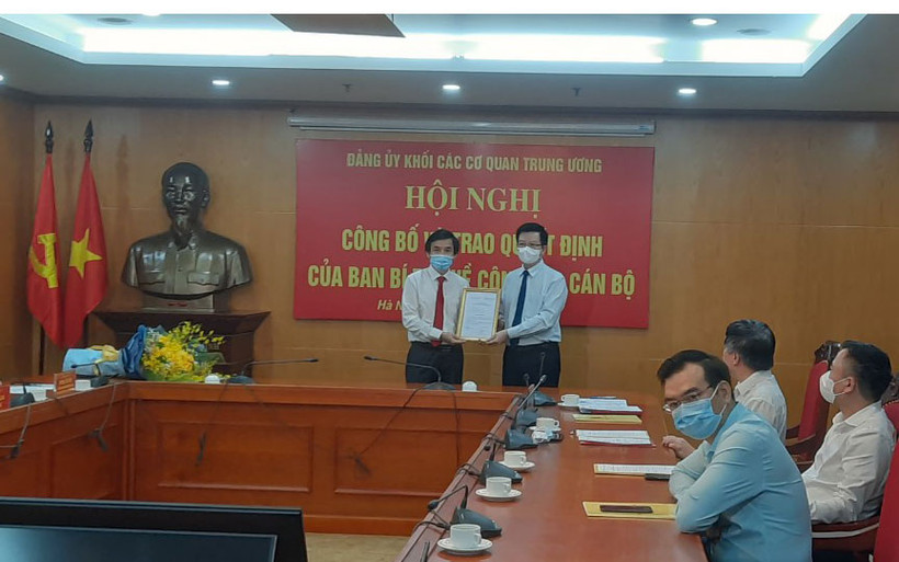 Đồng chí Mai Văn Chính, Ủy viên T.Ư Đảng, Phó Trưởng Ban Thường trực Ban Tổ chức T.Ư trao quyết định của Ban Bí thư về việc điều động, chỉ định đồng chí Nguyễn Quang Trường.