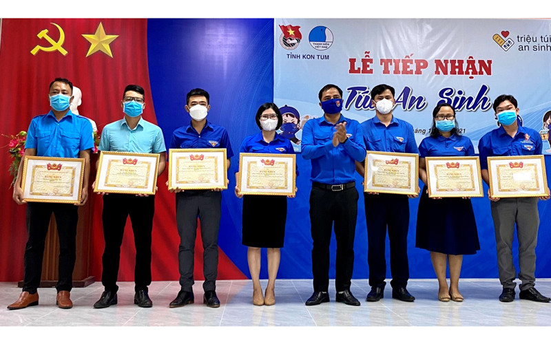 Trao tặng bằng khen của Trung ương Đoàn cho các cá nhân xuất sắc trong triển khai công tác phòng, chống dịch Covid-19.