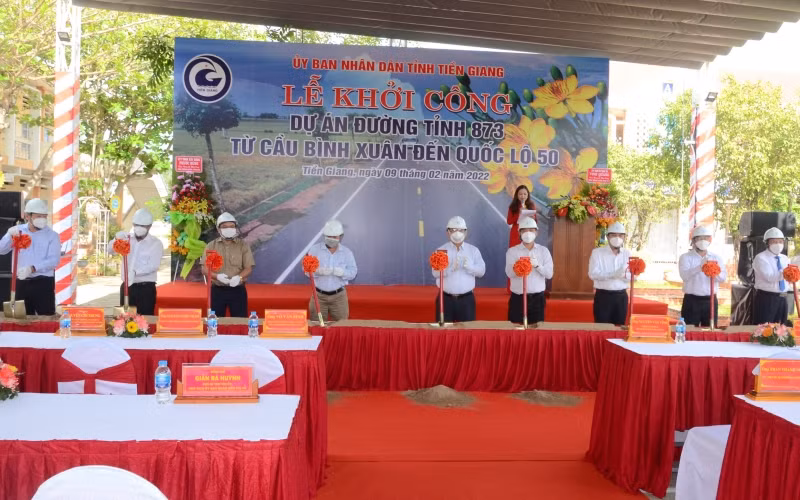 Lãnh đạo tỉnh Tiền Giang và doanh nghiệp thực hiện nghi thức khởi công dự án.