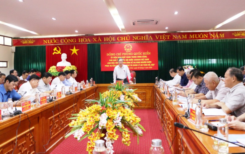 Phó Chủ tịch Quốc hội Phùng Quốc Hiển phát biểu tại buổi làm việc.