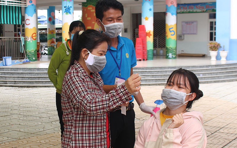 Hướng dẫn test nhanh Covid-19 miễn phí cho các tổ Covid cộng đồng ở các khu nhà trọ tại Bình Dương vào tháng 9/2021.