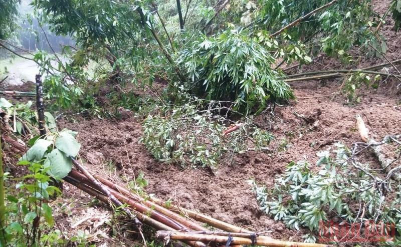 Mưa lớn làm sạt lở tuyến đường liên xã, gây ách tắc giao thông cục bộ, cô lập xã Dền Thàng, huyện Bát Xát (Lào Cai).