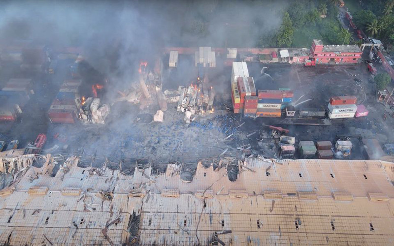 Hình ảnh được chụp từ trên cao vào ngày 5/6 cho thấy lửa vẫn âm ỉ cháy trong kho chứa container ở thị trấn Sitakunda. (Ảnh: Reuters)
