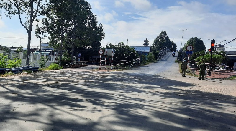 Cách ly một phần phường Vĩnh Nguơn để ngăn chặn sự lây lan của dịch Covid-19. 