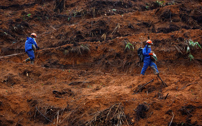 Nhân viên cứu hộ làm việc tại hiện trường vụ tai nạn máy bay. (Ảnh: Reuters)