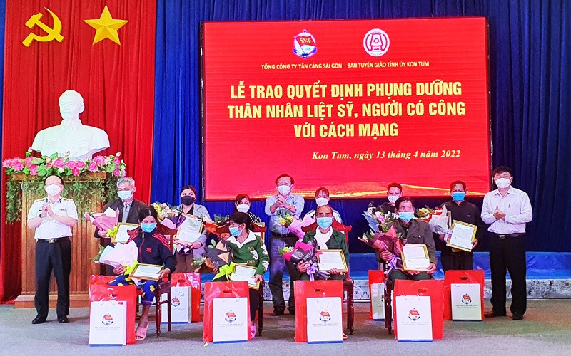 Trao Quyết định phụng dưỡng suốt đời và phần quà đến các thân nhân liệt sĩ và gia đình người có công với cách mạng.