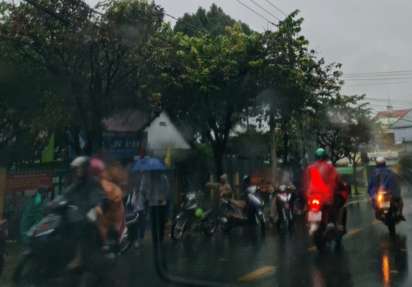 Mưa gió tại Kon Tum vào 8 giờ sáng 28-10 do ảnh hưởng của bão số 9. Phụ huynh đang đón học sinh trở về nhà tránh bão. Ảnh: HOÀNG PHÚC THẮNG.