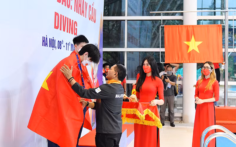 Nguyễn Tùng Dương, Phương Thế Anh nhận Huy chương Bạc nội dung Đôi nam cầu mềm 3 m.