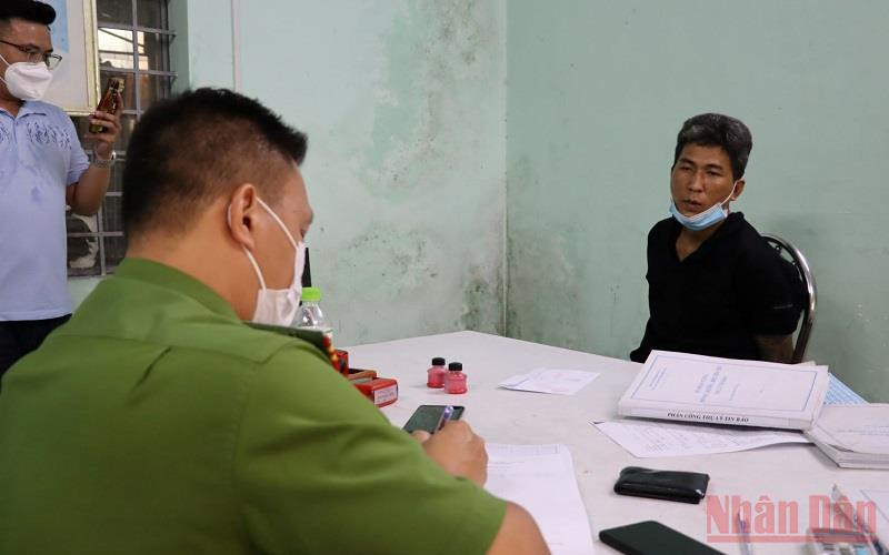 Lực lượng công an lấy lời khai đối tượng cầm đầu Bùi Việt Thắng. 