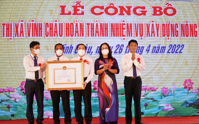 Thừa ủy nhiệm, Bí thư Tỉnh ủy Sóc Trăng Lâm Văn Mẫn trao Quyết định của Thủ tướng Chính phủ công nhận thị xã Vĩnh Châu hoàn thành nhiệm vụ xây dựng nông thôn mới.