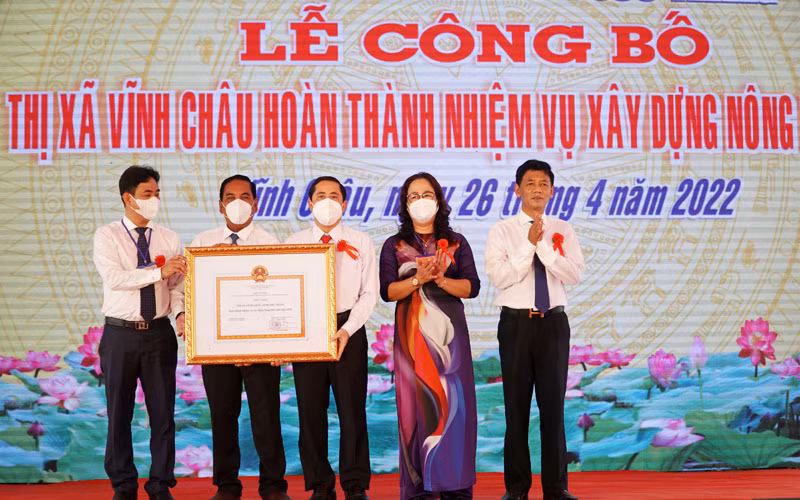 Thừa ủy nhiệm, Bí thư Tỉnh ủy Sóc Trăng Lâm Văn Mẫn trao Quyết định của Thủ tướng Chính phủ công nhận thị xã Vĩnh Châu hoàn thành nhiệm vụ xây dựng nông thôn mới.