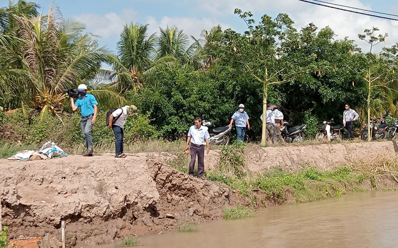 Sạt lở bờ sông Hậu tiếp tục diễn biến phức tạp.