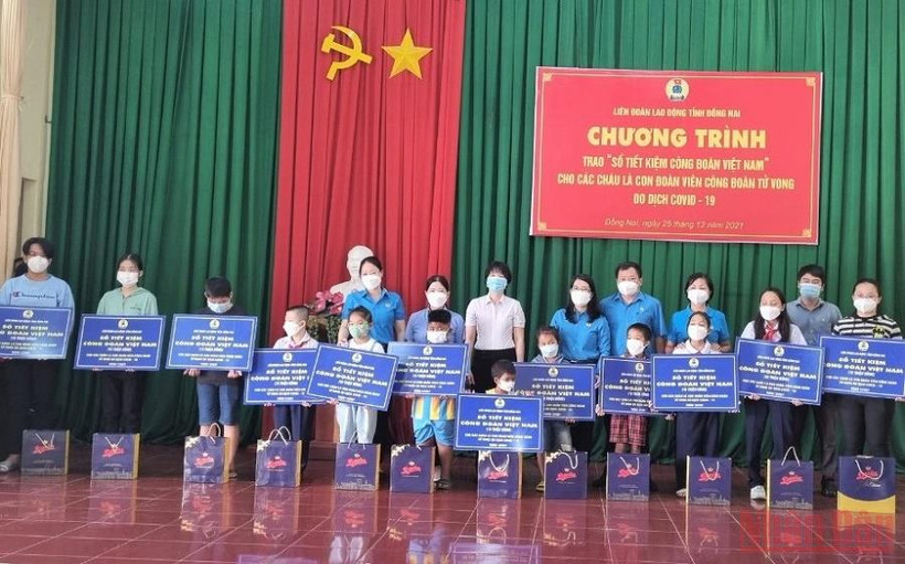 Lãnh đạo Liên đoàn Lao động tỉnh Đồng Nai và huyện Vĩnh Cửu trao sổ tiết kiệm Công đoàn Việt Nam tặng con đoàn viên tử vong do Covid-19.