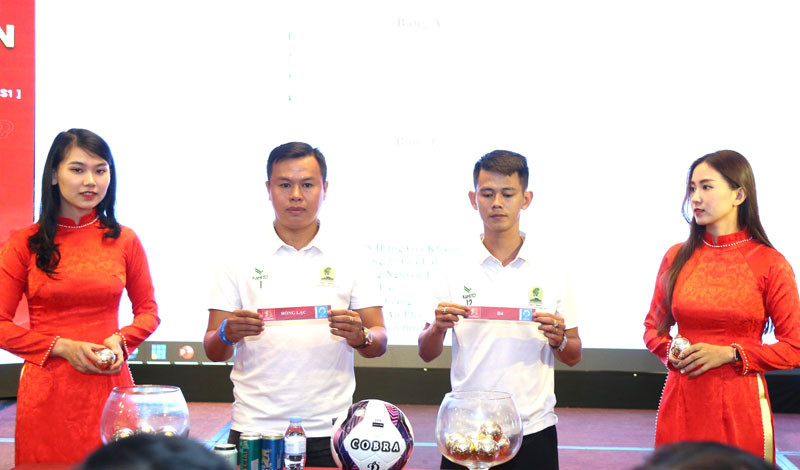 Đại diện các đội tham gia giải bốc thăm chia bảng thi đấu.