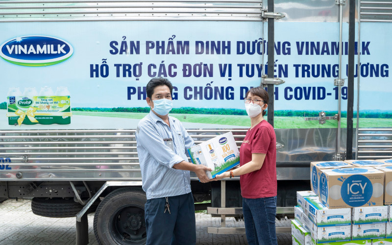  Đại diện Trung tâm Y tế quận Gò Vấp (bên phải) đại diện nhận các sản phẩm và sẽ nhanh chóng chuyển đến các y bác sĩ, nhân viên y tế đang làm nhiệm vụ. (Ảnh: VNM)
