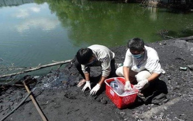 Lấy mẫu chất thải phục vụ công tác điều tra.