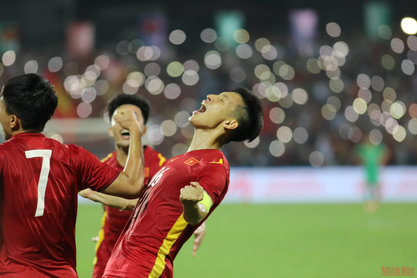 Hùng Dũng cùng đồng đội ăn mừng bàn mở tỷ số. (Ảnh: Khiếu Minh)